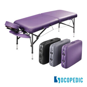 Une table de massage pour kiné de couleur violet et trois valises de couleurs violet, gris et noir de marque Socopedic